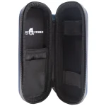 Slim cover i blå farve med en glat og mat overflade. Det har præcise udskæringer til kamera og knapper, hvilket giver en tætsiddende pasform til en smartphone. Kanterne er let afrundede, og der ses en subtil tekstur, der tilføjer greb. Indersiden er foret med blødt materiale for at beskytte enheden mod ridser.