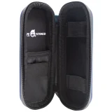 Slim cover i blå farve med en glat og mat overflade. Det har præcise udskæringer til kamera og knapper, hvilket giver en tætsiddende pasform til en smartphone. Kanterne er let afrundede, og der ses en subtil tekstur, der tilføjer greb. Indersiden er foret med blødt materiale for at beskytte enheden mod ridser.
