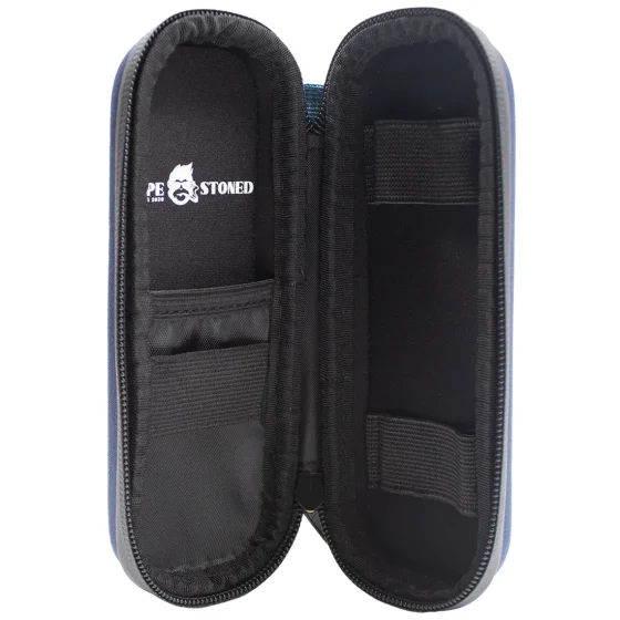 Slim cover i blå farve med en glat og mat overflade. Det har præcise udskæringer til kamera og knapper, hvilket giver en tætsiddende pasform til en smartphone. Kanterne er let afrundede, og der ses en subtil tekstur, der tilføjer greb. Indersiden er foret med blødt materiale for at beskytte enheden mod ridser.