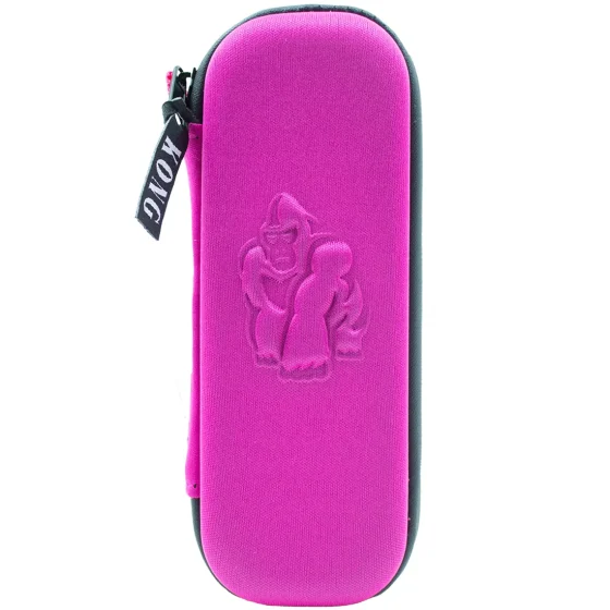 En slank, pink telefoncase med en glat, mat overflade. Den har en præcist skåret åbning til kameraet og knapperne på siden, der er let tilgængelige. Kanterne er let afrundede, hvilket giver et strømlinet udseende. Materialet fremstår som plastisk med en blød tekstur, der giver et godt greb. Designet er enkelt og elegant.