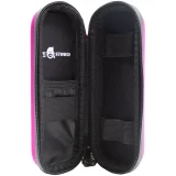En slank, pink telefoncase i silikone med en glat, mat overflade. Designet har præcise udskæringer til knapper og porte, hvilket sikrer funktionalitet. Overfladen prydes af en let struktureret tekstur, der tilføjer et subtilt greb. Kanterne er afrundede, hvilket giver et elegant udseende, mens den lyserøde nuance skaber en moderne, stilfuld effekt.