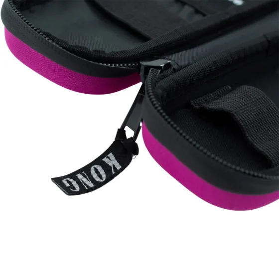 Et slankt, pink etui med en glat overflade, der har en let glans. Etuiet har en præcis pasform, hvilket skaber en tæt omslutning om en enhed. Kanten er let afrundet, og der er små åbninger til knapper og stik. Indersiden er foret med en blød tekstur, der beskytter mod ridser.