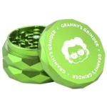 Grinderen har en rund form med en diameter på 55 mm. Den er i en mat grøn farve med en hexagonal tekstur, som giver en interessant overflade. Der er en skarp kant, og den øverste del har et skruelåg med små perforeringer. Indvendigt ses tænder i en stjerneform, der er designet til effektiv kværning.