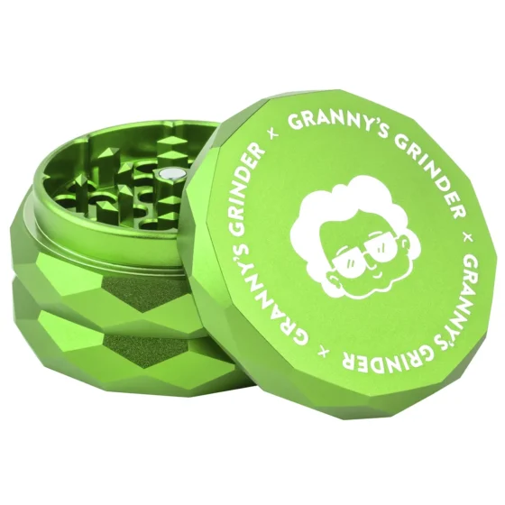Grinderen har en rund form med en diameter på 55 mm. Den er i en mat grøn farve med en hexagonal tekstur, som giver en interessant overflade. Der er en skarp kant, og den øverste del har et skruelåg med små perforeringer. Indvendigt ses tænder i en stjerneform, der er designet til effektiv kværning.