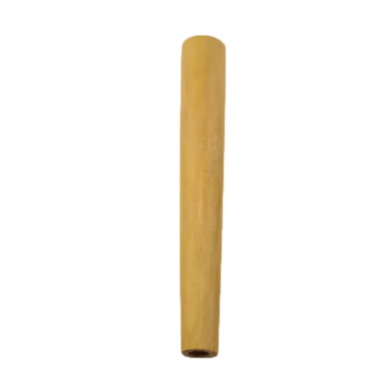 En jointrører i gullig træ med en diameter på 60 mm præsenterer en glat overflade med en naturlig træstruktur. Den har en cylindrisk form og er let buet i enderne. Farven varierer fra lys gylden til dybere honningnuancer, hvilket fremhæver træets årer og tekstur. Ingen synlige knapper eller symboler pryder rørens overflade.