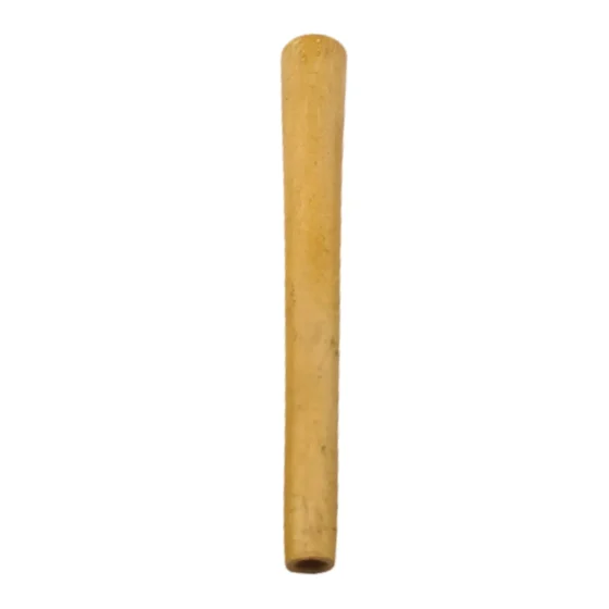 En jointrøger i gulligt træ præsenterer sig med en glat, poleret overflade, der reflekterer lys svagt. Den har en cylindrisk form med en diameter på 80 mm og en lang, slank krop. Træets naturlige åretegninger skaber et unikt mønster, mens enderne er forsynet med en diskret, rund afslutning. Røgeren fremstår solid og holdbar.