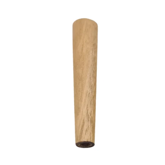 Jointrøret er fremstillet af lyst træ med en glat overflade og en lys, naturlig farve. Det har en cylindrisk form med en diameter på 40 mm og en ensartet, fin tekstur. Røret er uden synlige samlinger og har afrundede kanter, hvilket giver et minimalistisk og enkelt udtryk. Ingen yderligere dekorationer eller mønstre er synlige.
