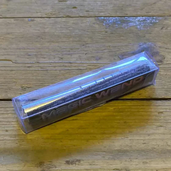 En metallisk stang på 10 cm i længden, med en glat og skinnende overflade. Farven er sølvagtig, og den har en let buet form. I den ene ende findes en rund knop, som er lidt større end stangen. Overfladen ser poleret ud, uden synlige riller eller teksturer, hvilket giver et elegant og minimalistisk udtryk.
