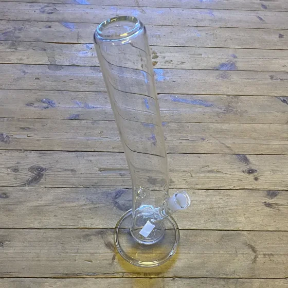Glasbongen har en slank, cylindrisk form med en højde på 40 cm. Den er fremstillet af klart glas, hvilket giver en gennemsigtig og glansfuld overflade. En rund bund giver stabilitet, mens en skrå hals fører til et bredt mundstykke. Der er en indvendig rørledning og en skål, der typisk bruges til stoffer. Den mangler slamrør og hoved.