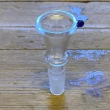 En konisk bonghoved præsenteres i en dyb blå farve, fremstillet af glas med en glat overflade. Den har en standard SG 14,5 mm forbindelse, som er tydelig ved bunden. Den koniske form er elegant og strømlinet, med en skarp kant ved åbningen. Ingen synlige mønstre eller dekorationer findes.