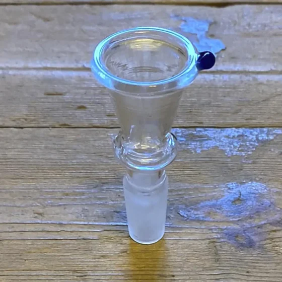 En konisk bonghoved præsenteres i en dyb blå farve, fremstillet af glas med en glat overflade. Den har en standard SG 14,5 mm forbindelse, som er tydelig ved bunden. Den koniske form er elegant og strømlinet, med en skarp kant ved åbningen. Ingen synlige mønstre eller dekorationer findes.