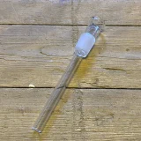 Glas slamrør i klart glas med en diameter på 125 mm præsenteres med en glat overflade. Røret har en lang, cylindrisk form med en ensartet tykkelse. I den øverste del ses en let buet kant, der skaber en blød overgang. Ingen synlige knapper eller symboler pryder røret, som har en høj grad af gennemsigtighed.