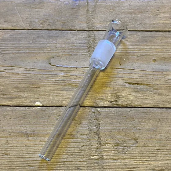 Glas slamrør i klart glas med en diameter på 125 mm præsenteres med en glat overflade. Røret har en lang, cylindrisk form med en ensartet tykkelse. I den øverste del ses en let buet kant, der skaber en blød overgang. Ingen synlige knapper eller symboler pryder røret, som har en høj grad af gennemsigtighed.