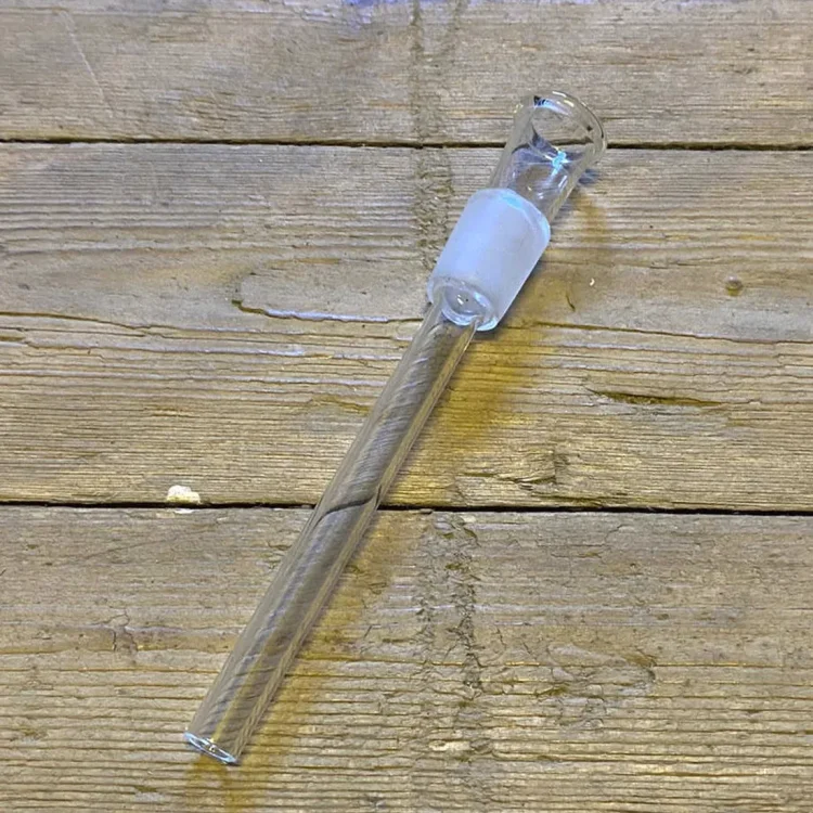Glas slamrør i klart glas med en diameter på 125 mm præsenteres med en glat overflade. Røret har en lang, cylindrisk form med en ensartet tykkelse. I den øverste del ses en let buet kant, der skaber en blød overgang. Ingen synlige knapper eller symboler pryder røret, som har en høj grad af gennemsigtighed.