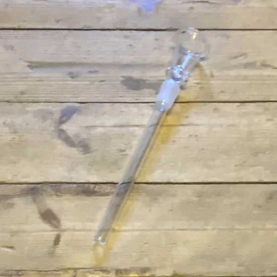 En konisk slamrør med en diameter på 120 mm præsenterer sig i en glat, metallisk overflade, der reflekterer lys. Røret er designet med en ensartet, sølvfarvet finish, og dets form er strømlinet med en let buet profil. I den brede ende er der tydelige, præcise kanter, hvilket giver en skarp kontrast til den blødere form.