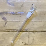 En konisk slamrør i rustfrit stål, med en diameter på 150 mm, præsenterer en glat, skinnende overflade. Den har en ensartet sølvfarve og en gradvis indsnævring mod bunden. Rørets kanter er præcist skåret, og der ses ingen synlige svejsninger. Det har en robust struktur, der indikerer holdbarhed og modstandsdygtighed over for korrosion.