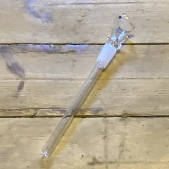 En konisk slamrør i rustfrit stål, med en diameter på 150 mm, præsenterer en glat, skinnende overflade. Den har en ensartet sølvfarve og en gradvis indsnævring mod bunden. Rørets kanter er præcist skåret, og der ses ingen synlige svejsninger. Det har en robust struktur, der indikerer holdbarhed og modstandsdygtighed over for korrosion.