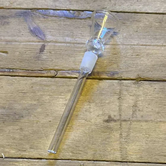 En konisk slamrør i en dyb sort nuance med en diameter på 115 mm. Overfladen er glat og skinnende, hvilket skaber en refleksion af omgivelserne. Der er en tydelig overgang fra den brede ende til den snævrere del, der afsluttes med en lige kant. Ingen synlige mærker eller indgraveringer pryder røret.