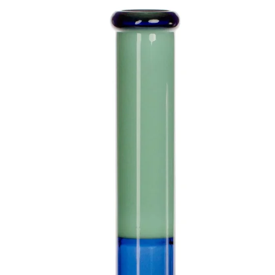 En stor, rund glasbeholder med en tykkelse, der indikerer holdbarhed. Beholderen er klar med en glat overflade, der reflekterer lys og skaber en næsten spejlagtig effekt. Den har en let skråning mod toppen, hvor kanten er tyndere. Indvendigt er der en subtil, let skrueformet tekstur, der tilføjer dybde til det visuelle indtryk.