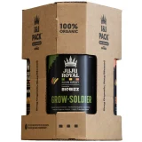 Juju Royal Iandi-pakken præsenterer sig med en rektangulær form, dækket af en mat, brun pap-overflade. Fronten har en grafik med grønne og hvide nuancer, hvor teksten er tydelig og sort. Mønsteret er minimalistisk med enkle, geometriske former. Pakken har en flap, der åbnes, hvilket afslører indholdet. Det hele udstråler en naturlig og økologisk æstetik.