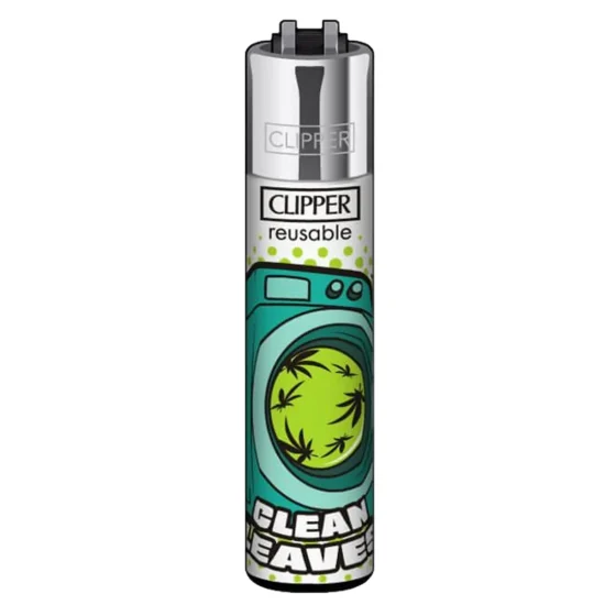En lighter præsenteres med et design præget af stiliserede, grønne blade mod en hvid baggrund. Bladene er detaljerede med tydelige årer og en blød tekstur, der giver en naturlig fornemmelse. Lighterens krop er glat og skinnende, hvilket skaber en kontrast til det matte udtryk af bladmotivet. Øverste del har en mørkere nuanceret kant.