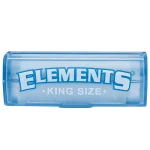 En stor, transparent holder til meterpapir i plast, formet med bløde kurver. Holderens overflade er glat og skinner let i lyset. Den har en åben top til nem adgang til papir, mens bunden er bred for stabilitet. Farven er klar, hvilket fremhæver papirets mønstre. En diskret åbning på siden muliggør nem opbevaring.