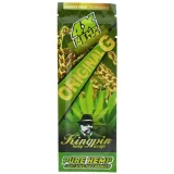 Kingpin hemp wraps præsenterer sig i en dyb grøn farve med en let tekstur, der signalerer hampens naturlige oprindelse. Wraps’ene har en flad, rektangulær form, der er let bøjet i kanterne. Overfladen er glat med små, subtile mønstre, der tilføjer dybde. Der er en tydelig, hvid logo-tekst placeret centralt, som står i kontrast til den grønne baggrund.