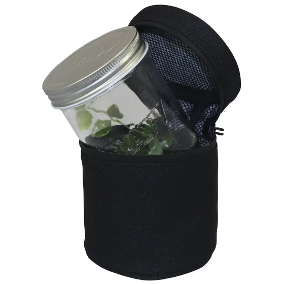 Et klart glas mason jar med en kapacitet på 475 ml præsenteres i en beskyttende, sort silikoneetui. Etuiet har en struktureret overflade med små mønstre, der giver greb. Låget er metalisk og har en skinnende sølvfarve. Jarret har en bred åbning, hvilket gør det nemt at tilgå indholdet.