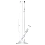 En høj bong med en slank, cylindrisk form i transparent glas. Den har en klar overflade med en let grønlig nuance og en bred, stabil bund. Øverst er der en buet hals, der fører til en skål til stoffer. Mønstrene på overfladen er enkle, og der er en lille slange i siden til luftstrøm.