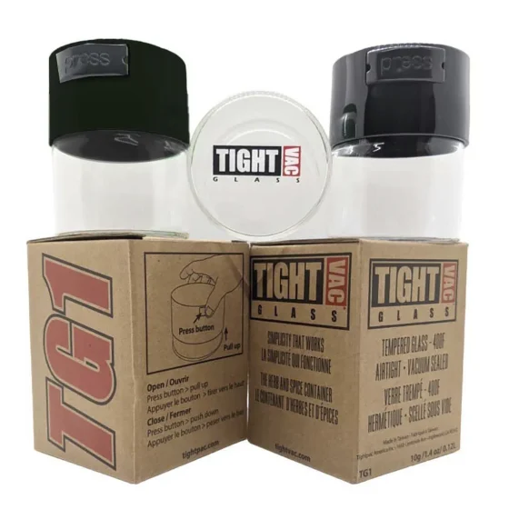 En gennemsigtig beholder med en cylindrisk form og en kapacitet på 120 ml. Den er fremstillet af klart glas, hvilket giver et glimt af indholdet. Låget er sort og har en tætsluttende mekanisme. Beholderens overflade er glat, og der ses ingen dekorationer. Bunden er flad, hvilket sikrer stabilitet.