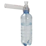 En gennemsigtig bong i klart glas med en højde på 160 mm. Den har en slank, cylindrisk form med en bredere base, der giver stabilitet. Der er en indbygget carb hole og en skål til opbevaring af materiale. Overfladen er glat med en let reflekterende tekstur, og kanterne er forsigtigt afrundede for komfort.