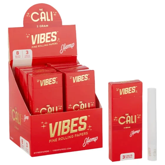 Tre cigarer i papir med et naturligt, let brunt skær præsenteres i en enkel, transparent emballage. Hver cigar er pakket individuelt og har en glat overflade med en let tekstur. På pakken er der tydelig tekst, der angiver produktets navn. Baggrunden er neutral og fremhæver cigarernes farve og form.