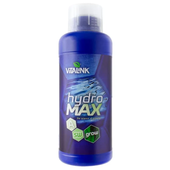 En transparent plastflaske med en skruehætte i sort, der har en let buet form. Flasken indeholder en klar væske, og etiketten er domineret af grønne nuancer med hvide og sorte skrifttyper, der angiver produktnavnet "Hydro Max Grow." Etiketten indeholder også symboler og information om indholdet, samt en stregkode nederst.