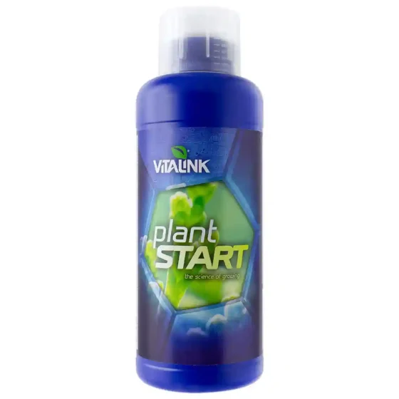 En 1-liters plastflaske med en slank, cylindrisk form, der har en gennemsigtig, let blålig farve. Flaskens etiket prydes med grønne nuancer og illustrerer en plante med blade. Øverste del har en skruelåg i hvid plast, og den er forsynet med en doseringsåbning. Teksten på etiketten er tydelig og informativ, med grafiske elementer, der fremhæver produktets naturvenlige egenskaber.