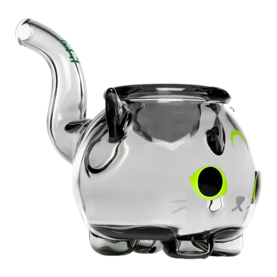 En sort pibe med en glat, skinnende overflade og afrundede former. Piben har en buet hals og en bred skål, der giver en markant kontur. Materialet ser ud til at være keramik eller glas, og overfladen har en let refleksion. Den har en ergonomisk form, der gør den behagelig at holde, med en enkel, elegant design.