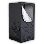 Mammoth Lite 80 Plus er en firkantet, sort opbevaringskasse med mål på 80 x 80 x 160 cm. Den har en glat, mat overflade og er fremstillet af holdbart, vejrbestandigt materiale. Låget er fladt og har et minimalistisk design. Kassen er udstyret med afrundede hjørner og et simpelt låsesystem, der sikrer indholdet.