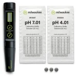 Milwaukee PH51 er en digital pH-måler med en slank, sort plastikkonstruktion. Den har en tydelig LCD-skærm med sorte tal og måleenheder. En gummibelagt del sikrer et godt greb. Måleren har en kalibreringsknap og en beskyttelsesprop til elektroden. Elektroden er lang og spids, ideel til præcise målinger i væsker.