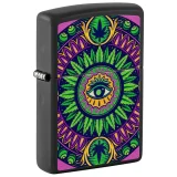 En lighter med en mat sort overflade prydet med et farverigt cannabisblad og et øje i neonfarver. Designet inkluderer detaljerede linjer og skygger, der fremhæver bladets struktur og øjets dybde. Kanten af lighteren er glat og reflekterer lyset svagt. Knappen til at tænde lighteren er placeret på siden, hvilket giver et strømlinet udseende.