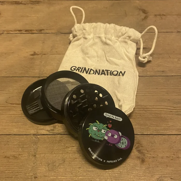 Grinnation x Papriko 4-Part "Grind Me Baby" Grinder Ø62 Black (Udgået)