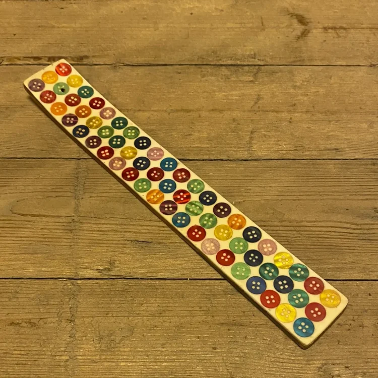 Røgelsespindeholder i Træ m. Knappe Motiv 26 cm (Udgået)