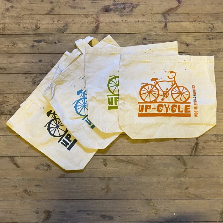 Up-Cycle Bomulds Tote Bag 36x41 cm (Tilfældig Farve)