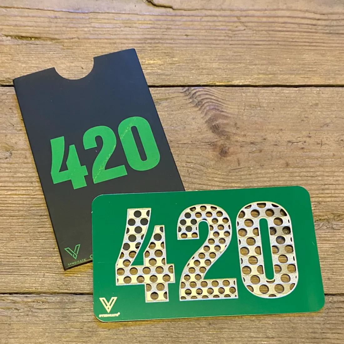 V-Syndicate – 420 Grinder Card Green (Udgået)