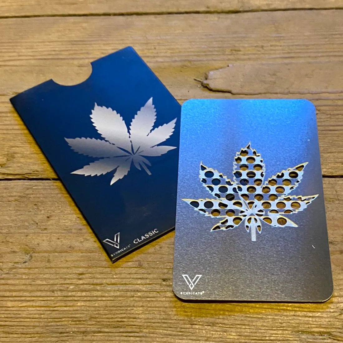 V-Syndicate – Hemp Leaf Grinder Card (Udgået)