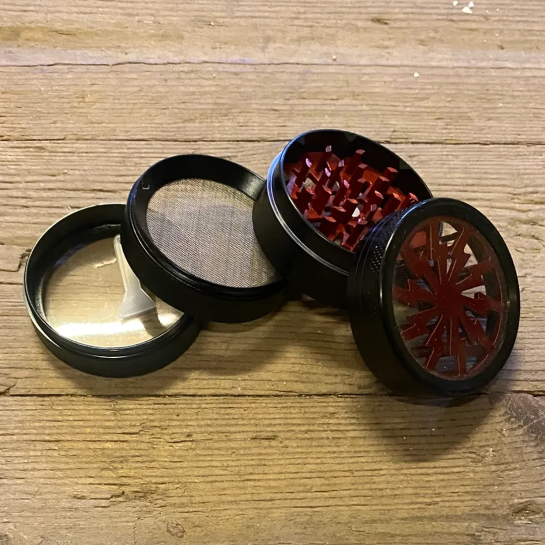 Storm 4-Part Metal Grinder Rød Ø52 (Udgået)
