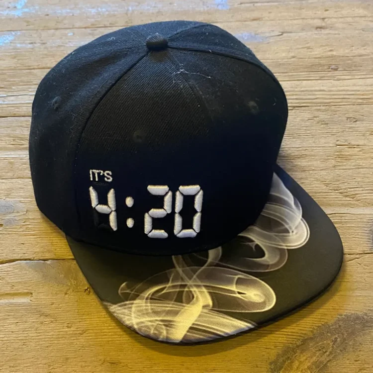 White Fire 420 Weed Snapback (Udstillingsmodel)