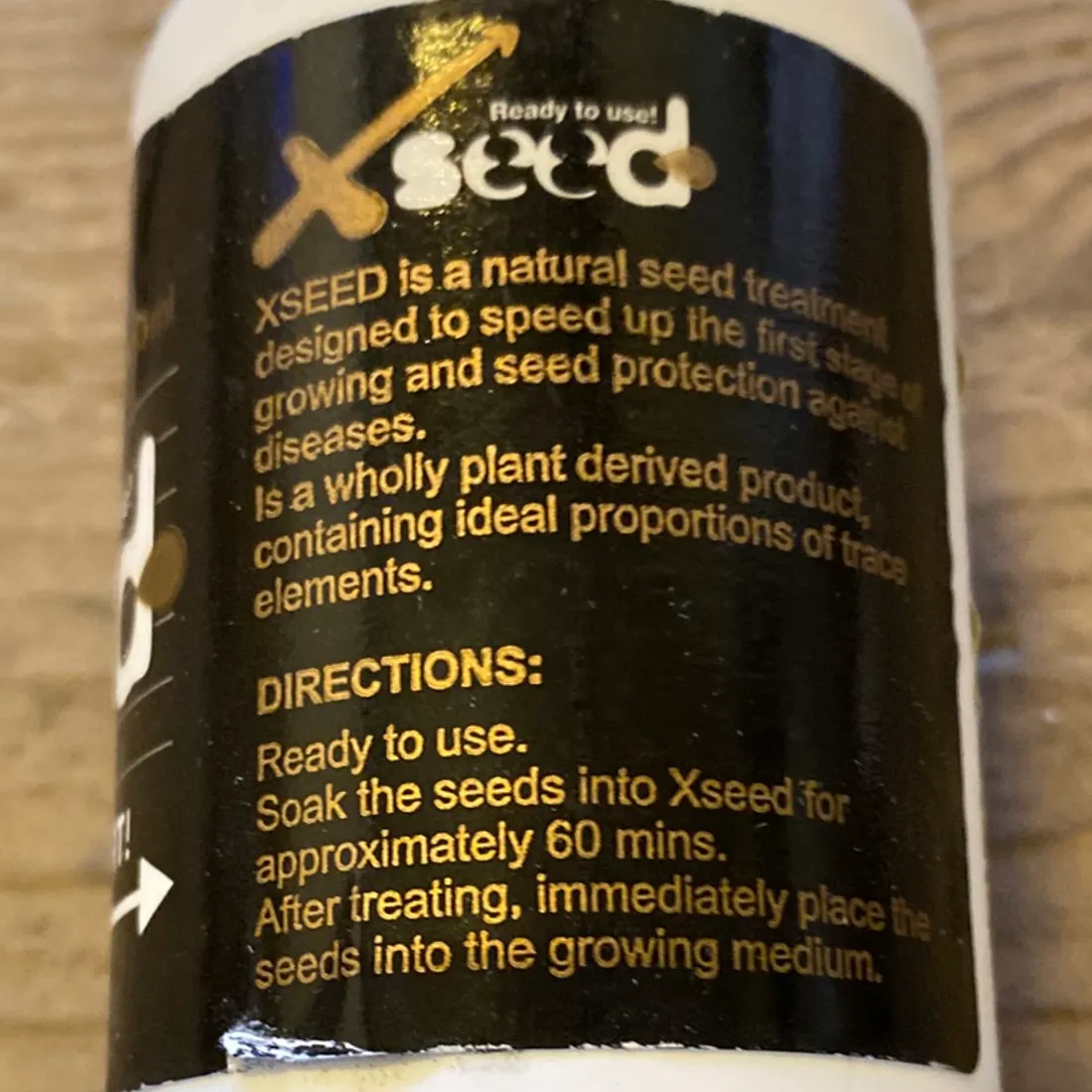 B.A.C Xseed Gødning 100 ml med sort etiket, hvor "DIRECTIONS:" og engelsk brugsvejledning står med guldfarvet tryk.