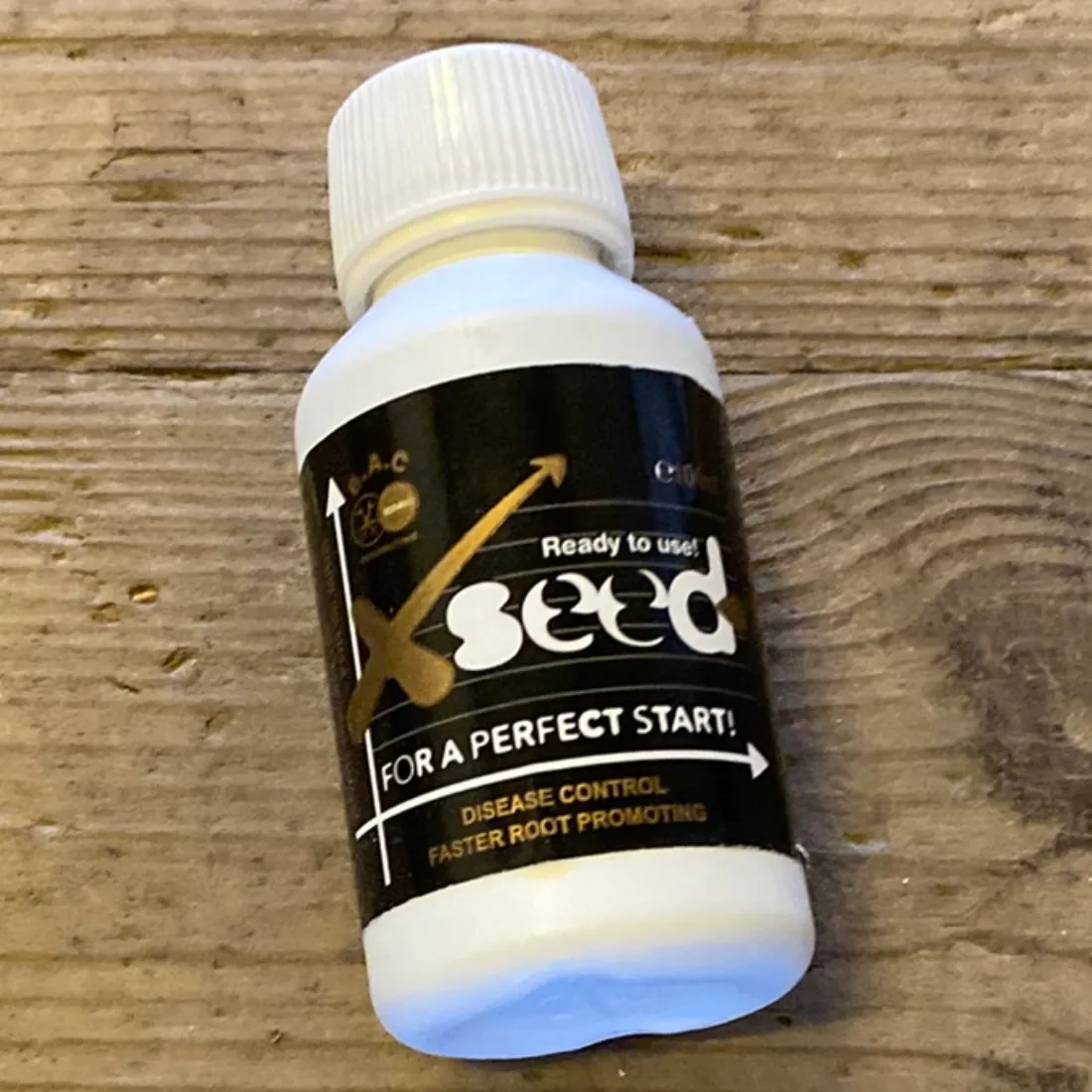 B.A.C Xseed Gødning 100 ml i hvid plastflaske med rillet låg og sort etiket med teksten "FOR A PERFECT START!".