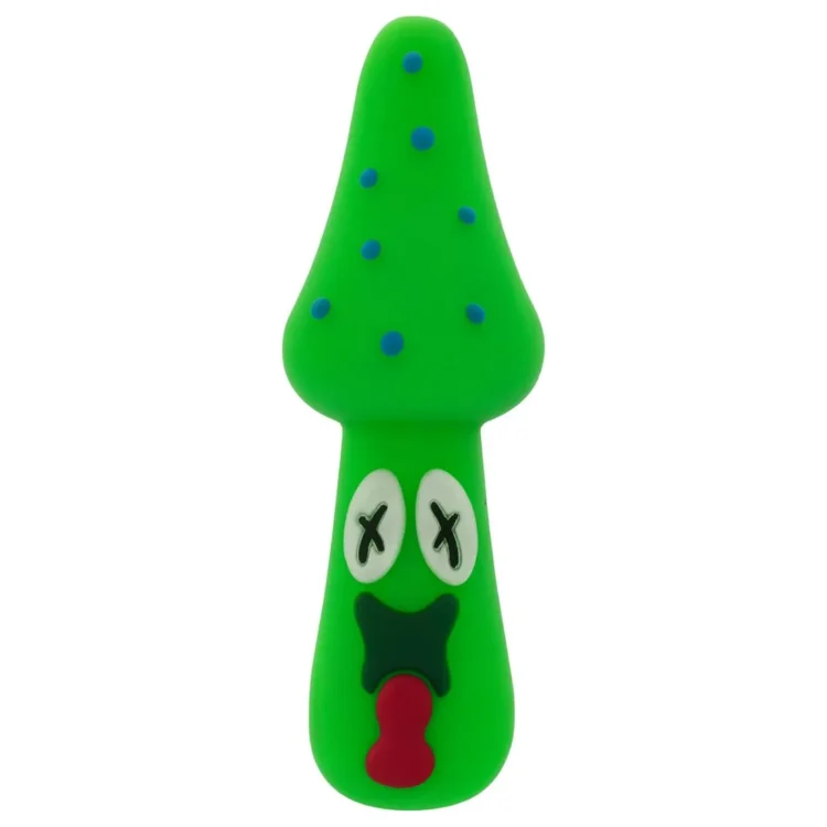 Black Sheep Mushroom Silicone Pipe Green 100 mm med blå prikker. Ansigtet har sorte kryds i hvide øjne og rød tunge.