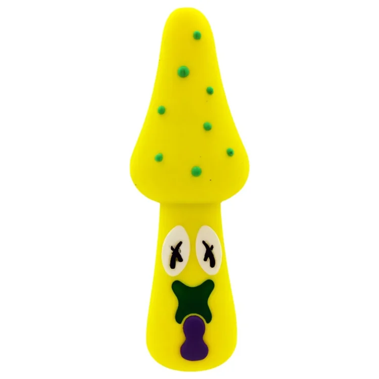 Black Sheep Mushroom Silicone Pipe Yellow 100 mm med grønne prikker på hatten og sorte krydsøjne over en lilla tunge.
