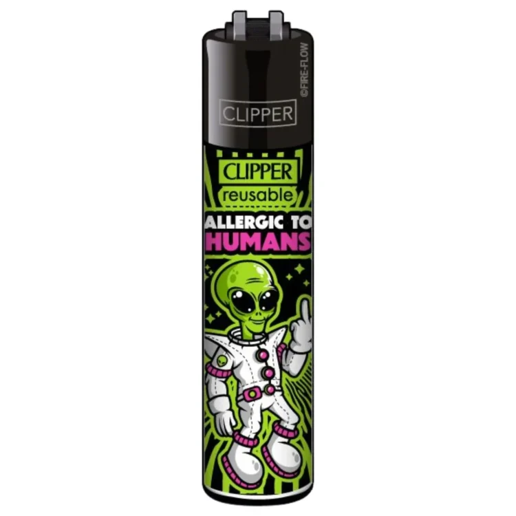 Clipper Lighter Allergic To Humans i sort med "CLIPPER" og et grønt rumvæsen i hvid rumdragt trykt på siden.